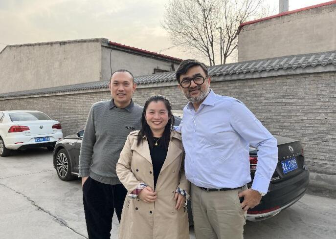 Customers come to visit our company